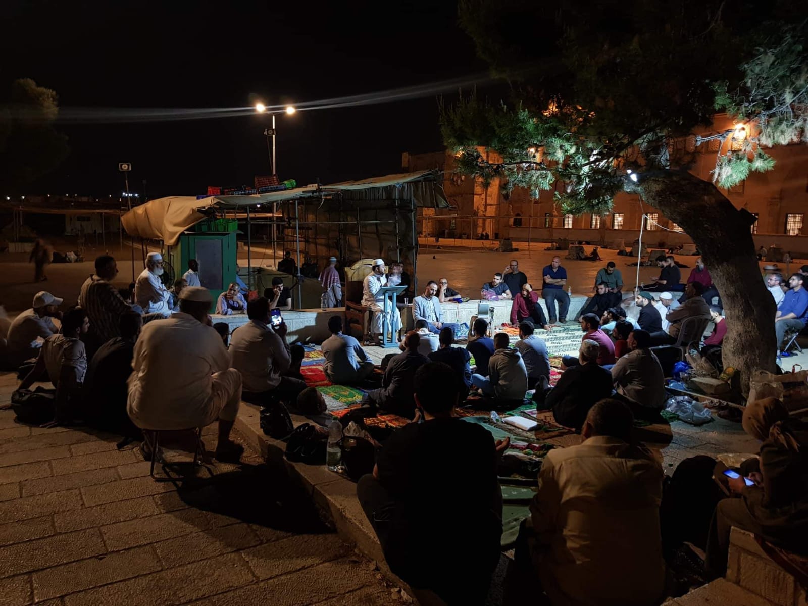 موقع الدكتور ايمن البدارين الرسمي - aymanbadarin.com | د. ايمن في محاضرته في المسجد الأقصى [البنوك الاسلامية واقع وآمال]