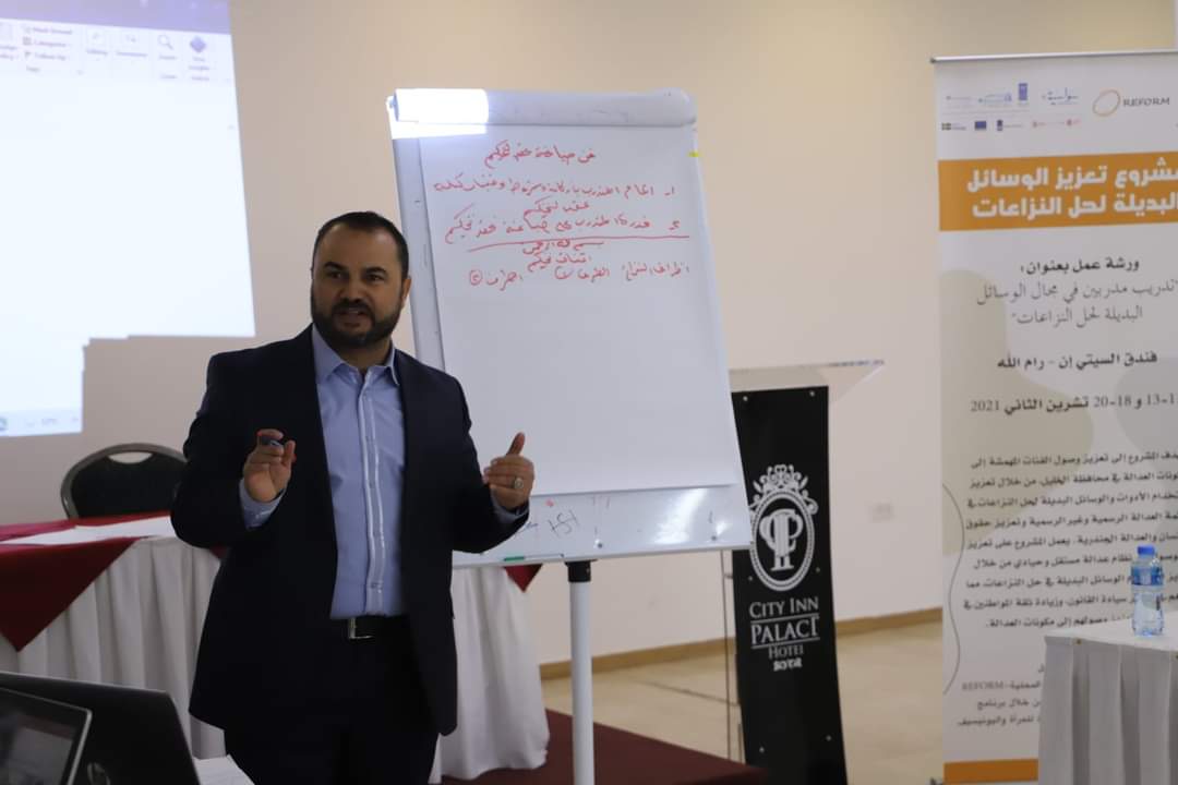 موقع الدكتور ايمن البدارين الرسمي - aymanbadarin.com | الدكتور أيمن البدارين يدرب المحكمين على "فن صياغة عقد التحكيم"