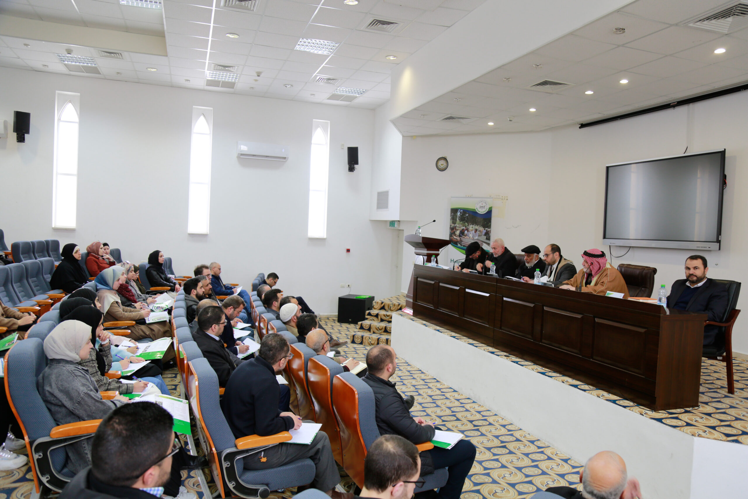 موقع الدكتور ايمن البدارين الرسمي - aymanbadarin.com | الدكتور أيمن البدارين يقدم ورقة بحثية حول (زكاة الأراضي والعقارات والمصانع)