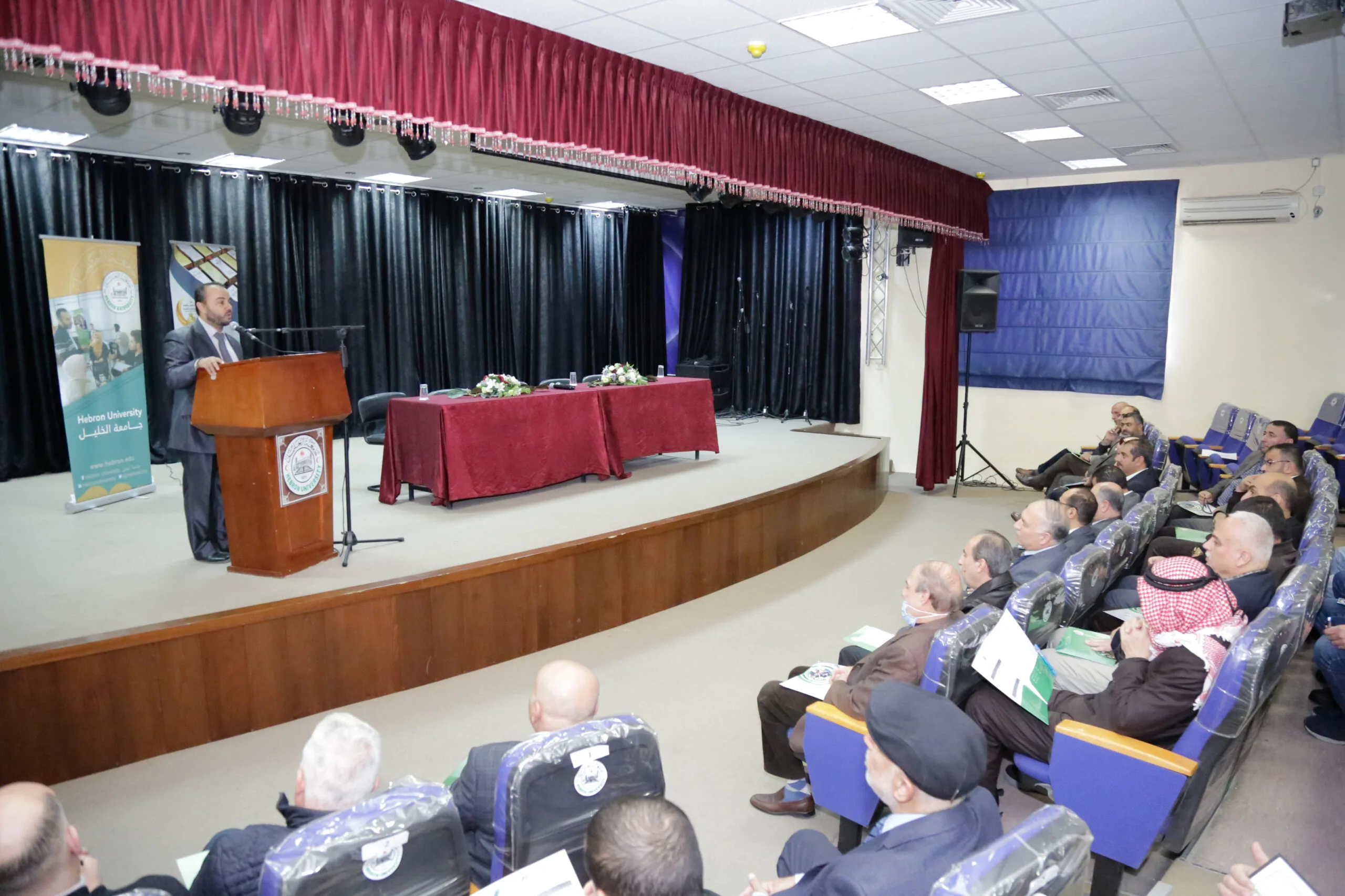 موقع الدكتور أيمن البدارين الرسمي | الدكتور أيمن البدارين يقدّم ورقة علمية حول الحلول الشرعية لمشكلة القبض في الذهب والفضة