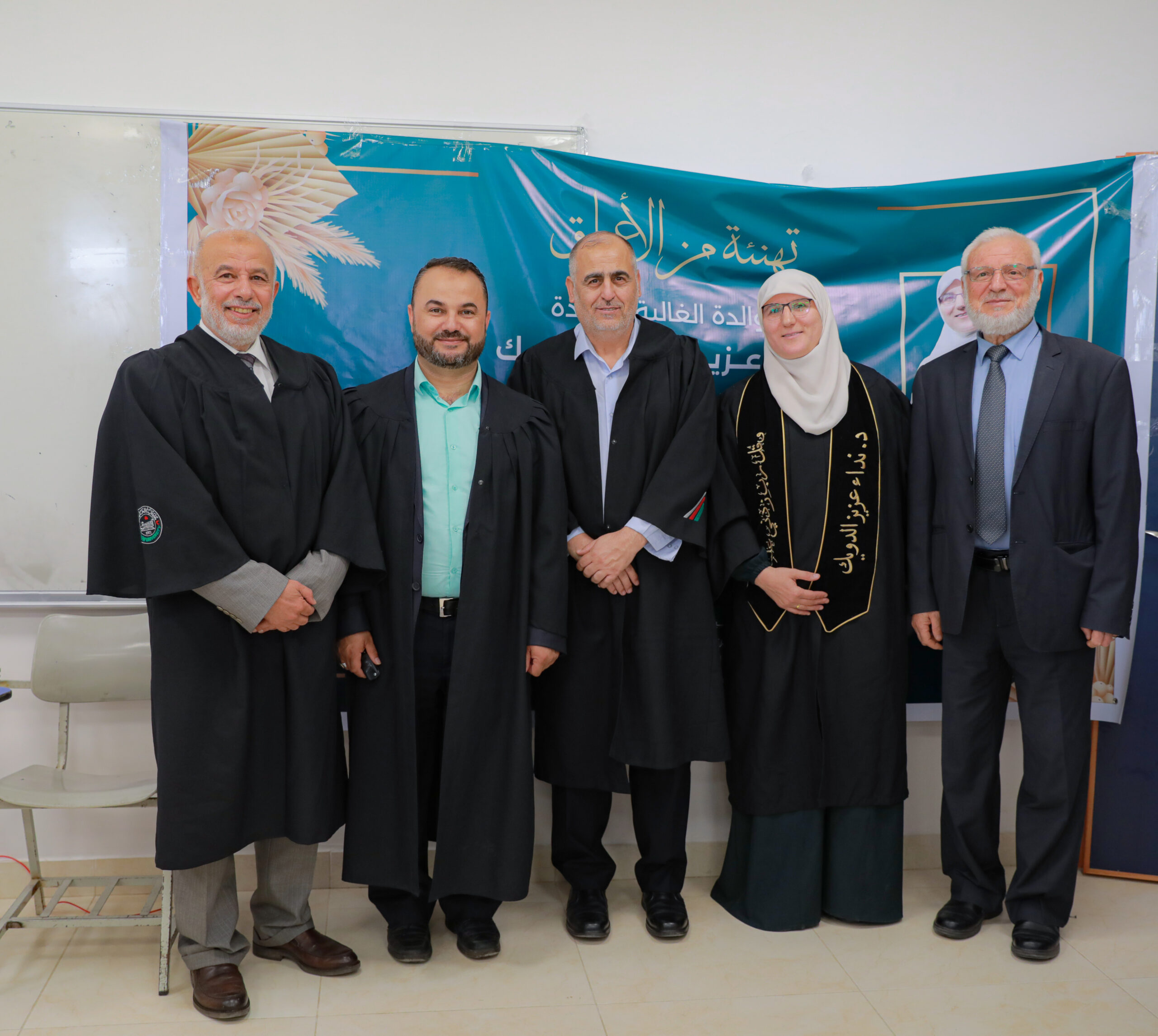 موقع الدكتور ايمن البدارين الرسمي - aymanbadarin.com | الدكتور ايمن البدارين يناقش رسالة دكتوراه للطالبة نداء الدويك حول (التكييف الفقهي للنوازل المعاصرة)