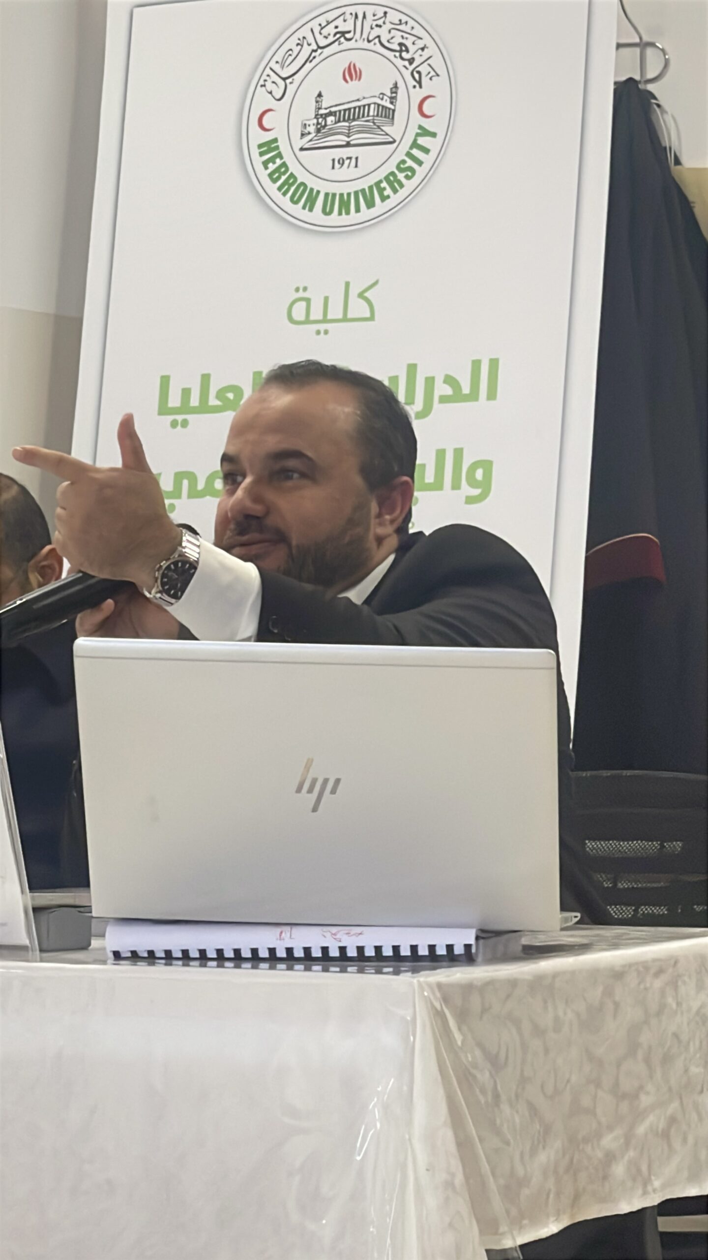 موقع الدكتور ايمن البدارين الرسمي - aymanbadarin.com|الدكتور ايمن البدارين بعد مناقشة رسالة دكتوراه (الاتجاهات الفقهيَّة المعاصرة في مفهوم الجهاد)