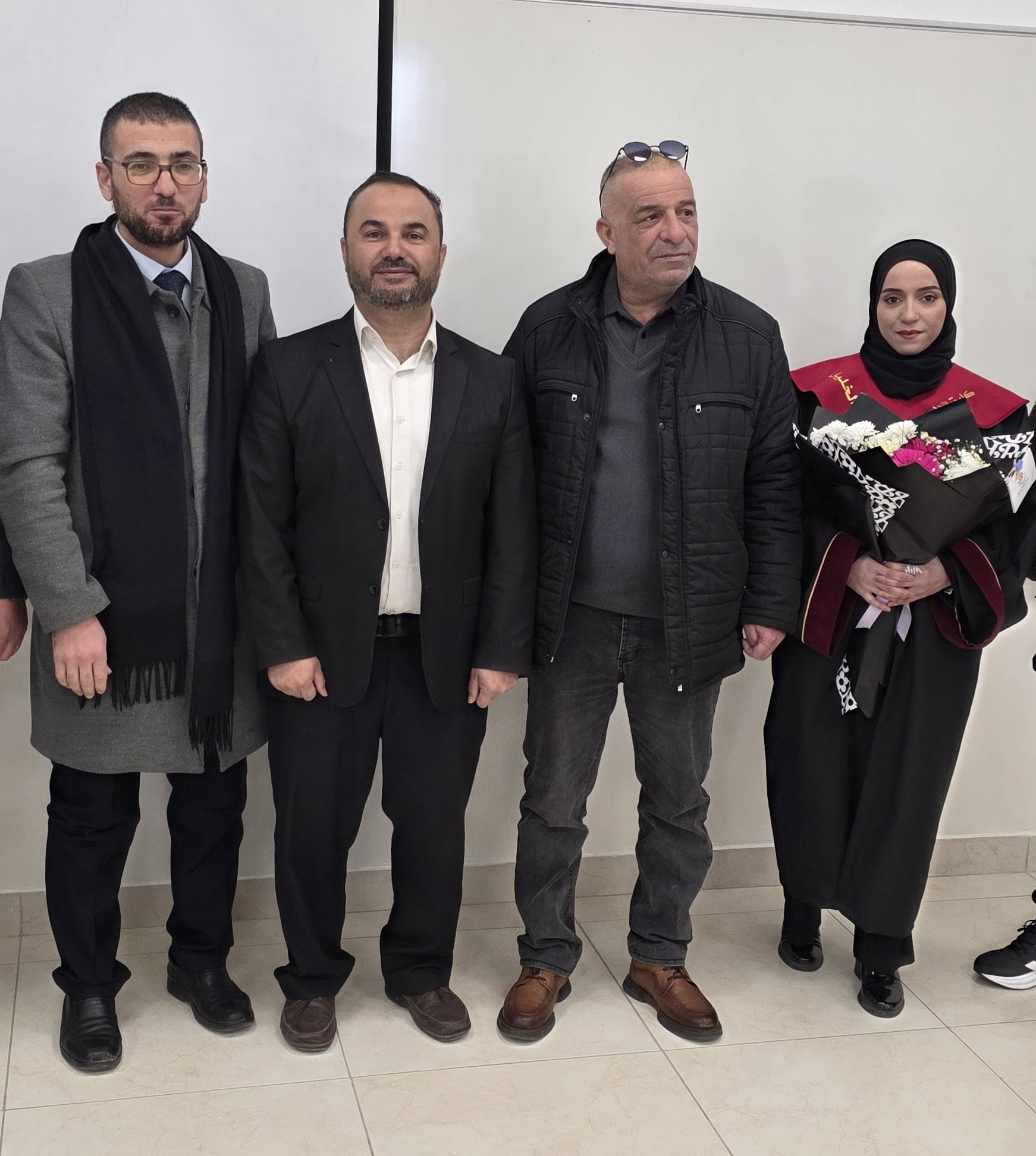 موقع الدكتور ايمن البدارين الرسمي - aymanbadarin.com|الدكتور ايمن البدارين بعد مناقشته رسالة الفروق الفقهية في الطلاق