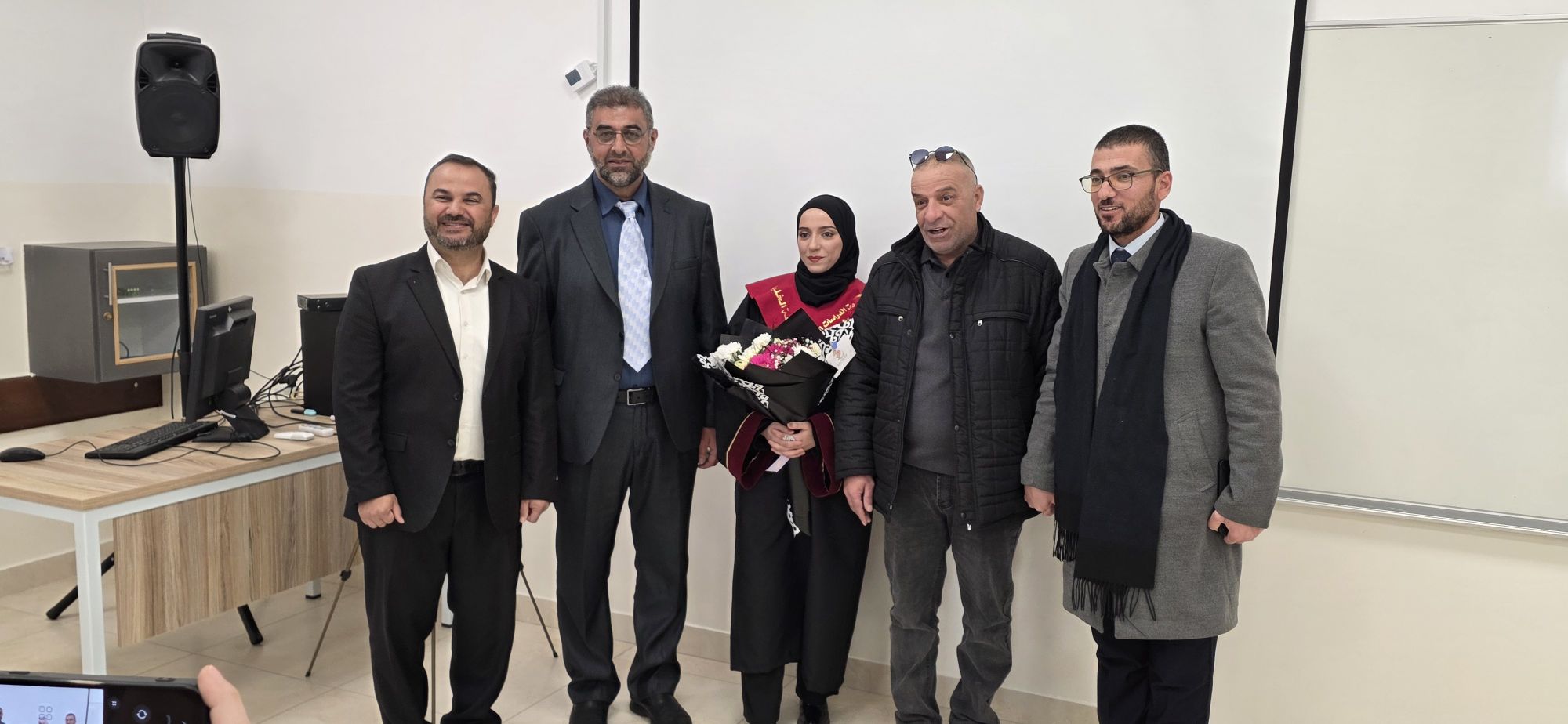 موقع الدكتور ايمن البدارين الرسمي - aymanbadarin.com | الدكتور ايمن البدارين بعد مناقشته رسالة الفروق الفقهية في الطلاق