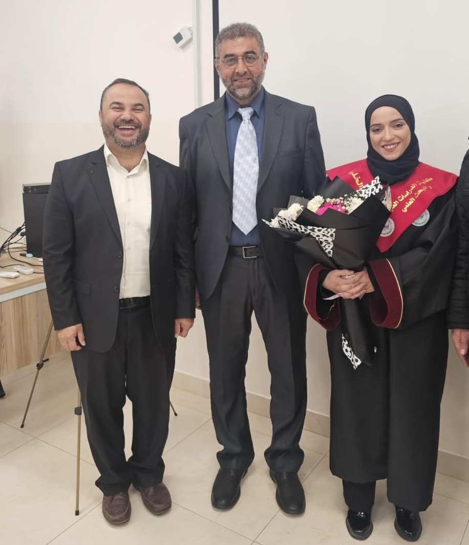 موقع الدكتور ايمن البدارين الرسمي - aymanbadarin.com|الدكتور ايمن البدارين بعد مناقشته رسالة الفروق الفقهية في الطلاق