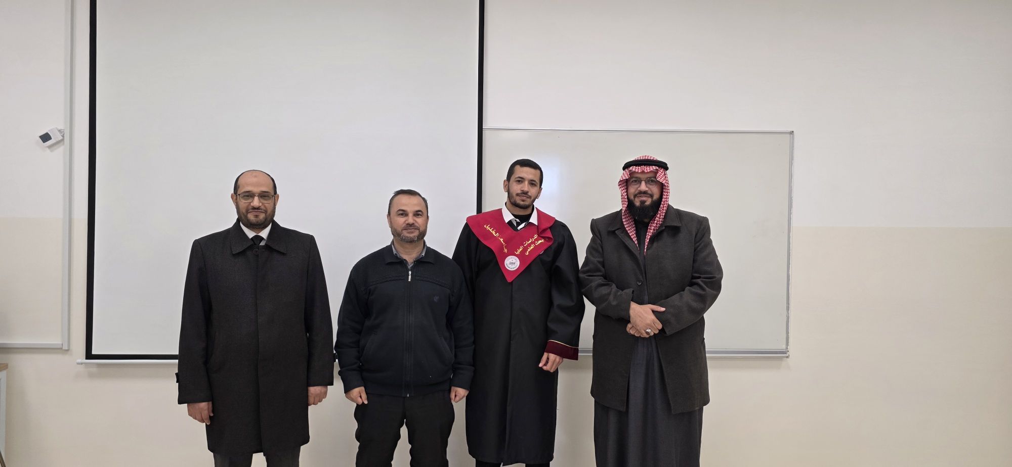 موقع الدكتور ايمن البدارين الرسمي - aymanbadarin.com | الدكتور ايمن البدارين بعد مناقشته رسالة الفروق الفقهية في الطلاق